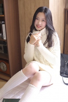 皎若云间月